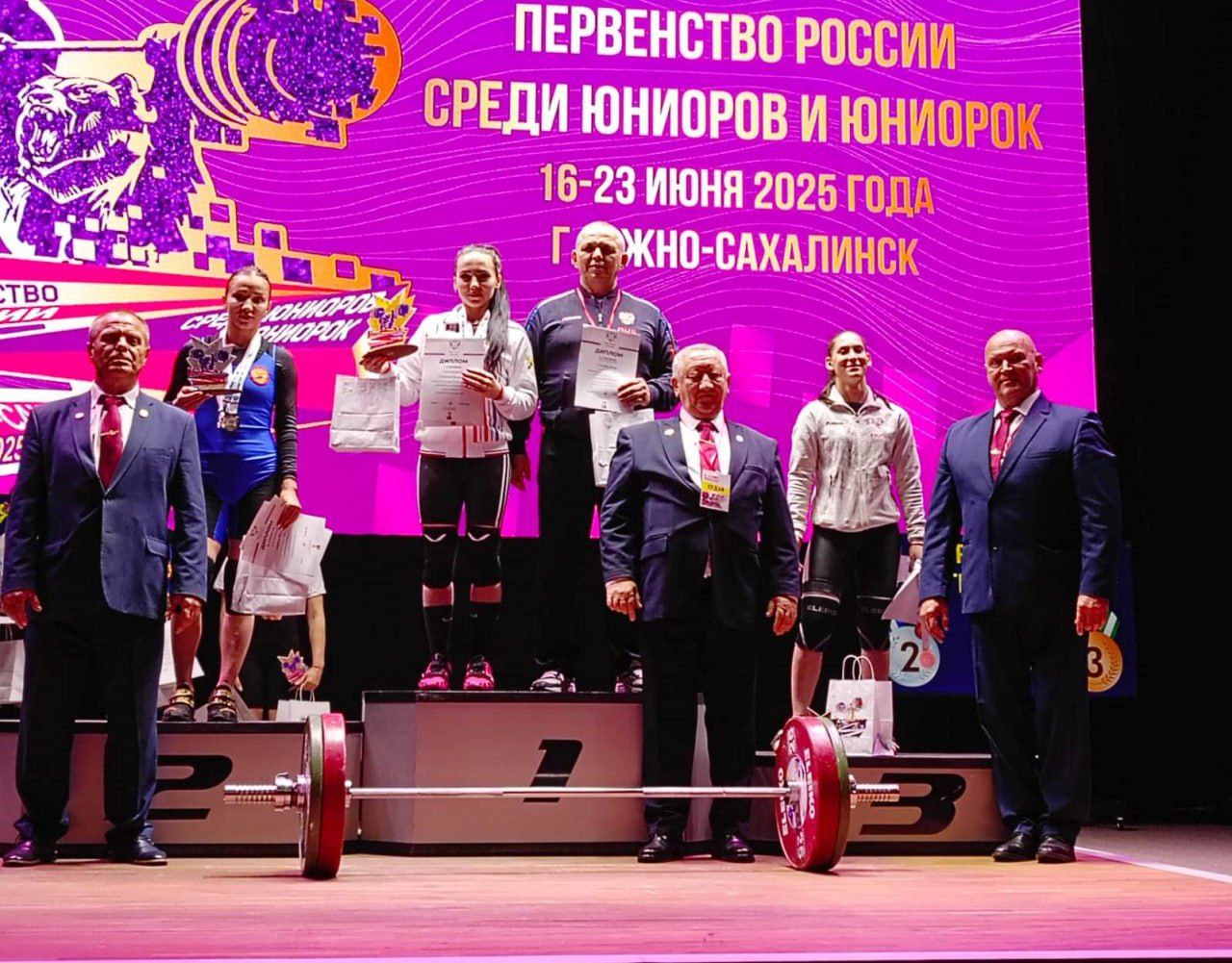 Полина Андреева стала трехкратным серебряным призером первенства России Воспитанница Спортивной школы олимпийского резерва № 3, мастер спорта России Полина Андреева выступила среди юниорок до 23 лет в категории до 49 кг на первенстве России по тяжелой атлетике, стартовавшем в Южно-Сахалинске, и завоевала три серебряные медали. Она заняла второе место в рывке 70 кг , толчке 83 кг и сумме двоеборья 153 кг . Министр спорта Чувашии Василий Петров выразил поздравления спортсменке и ее наставнику, заслуженному тренеру России Геннадию Иванову, в своем телеграм-канале, пожелав нашей команде успехов в оставшиеся дни соревнований.