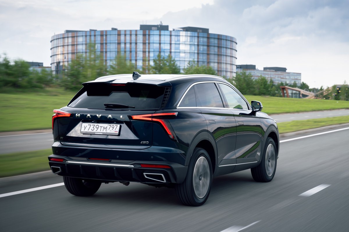 Автомобили Haval российской сборки хотят допустить в такси В 2026 году Haval начнёт производить компоненты для своих моделей на новом предприятии в Тульской области что позволит углубить уровень локализации тогда их можно будет использовать в такси Такую возможность губернатор региона Дмитрий Миляев обсудил с китайской делегацией о чём он сообщил в своем телеграм канале С помощью нового завода его строительство началось в 2025 м компания намерена в течение шести лет увеличить долю локализации компонентов в РФ до 80 Если уровень достигнет 3200 баллов по системе оценки Минпромторга это позволит эксплуатировать машины Haval в такси Соответствующий закон о локализации такси вступает в силу 1 марта 2026 года autoruonline