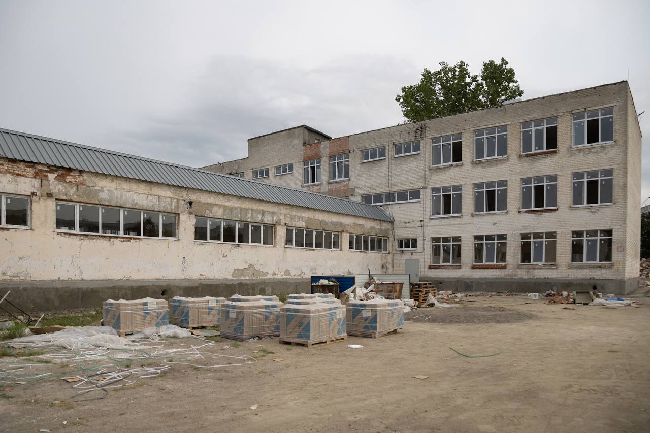 Глава Адыгеи проверил ход капремонта школы в Майкопе   В рамках контроля за реализацией программы капремонта школ Глава Республики Адыгея Мурат Кумпилов посетил среднюю школу №17 в Майкопе. Она вошла в число образовательных организаций, где сейчас выполняется капитальный ремонт в рамках федерального проекта «Всё лучшее детям» национального проекта «Молодёжь и дети».   Средняя школа №17 была построена в 1979 году, последний раз ремонт здесь был в 2018 году. Сейчас здесь проводятся масштабные работы с заменой инженерных коммуникаций, используются самые современные и качественные материалы. Кроме того, выделены средства на приобретение новой мебели и оборудования. В здании школы уже отремонтированы кровля, системы отопления, водоснабжения, водоотведения, частично заменены оконные блоки, смонтированы системы видеонаблюдения и пожарная сигнализация. Ведется внутренняя отделка учебных кабинетов, спортивного зала, других помещений.   Во время осмотра школы Глава республики отметил важность завершения всех ремонтных мероприятий в установленные сроки, подчеркнув, что безопасность и комфорт детей должны быть приоритетом. Также Мурат Кумпилов дал поручения по ремонту фасада, благоустройству прилегающей территории.   Глава Адыгеи также напомнил о выполнении задачи Президента РФ Владимира Путина по переходу на односменный режим работы школ. С этой целью при поддержке Правительства России в регионе ведется строительство школ. Среди объектов, который будет сдан в ближайшее время, – новая школа №1 на 1100 мест имени Героя России Романа Торохова в микрорайоне Михайлова. Она разгрузит единственную сейчас в восточной части Майкопа школу №17.  Особое внимание Глава региона уделил вопросам патриотического воспитания молодежи и поручил в ходе ремонта школы продумать мемориальное место с объединением героических историй выпускников разных лет, которые погибли при выполнении воинского долга, в том числе – в ходе СВО.  В завершение визита Глава Адыгеи поручил администрации Майкопа и профильному министерству держать ситуацию под контролем и при необходимости оперативно реагировать на возникающие проблемы.  Напомним, в рамках проведенного Министерством просвещения России отбора объектов для участия в программе капитального ремонта общеобразовательных организаций с 2025 по 2027 гг. в Республике Адыгея планируется капитально отремонтировать 27 общеобразовательных организаций. В текущем году в регионе проводится капитальный ремонт 9 школ в разных муниципалитетах Адыгеи.