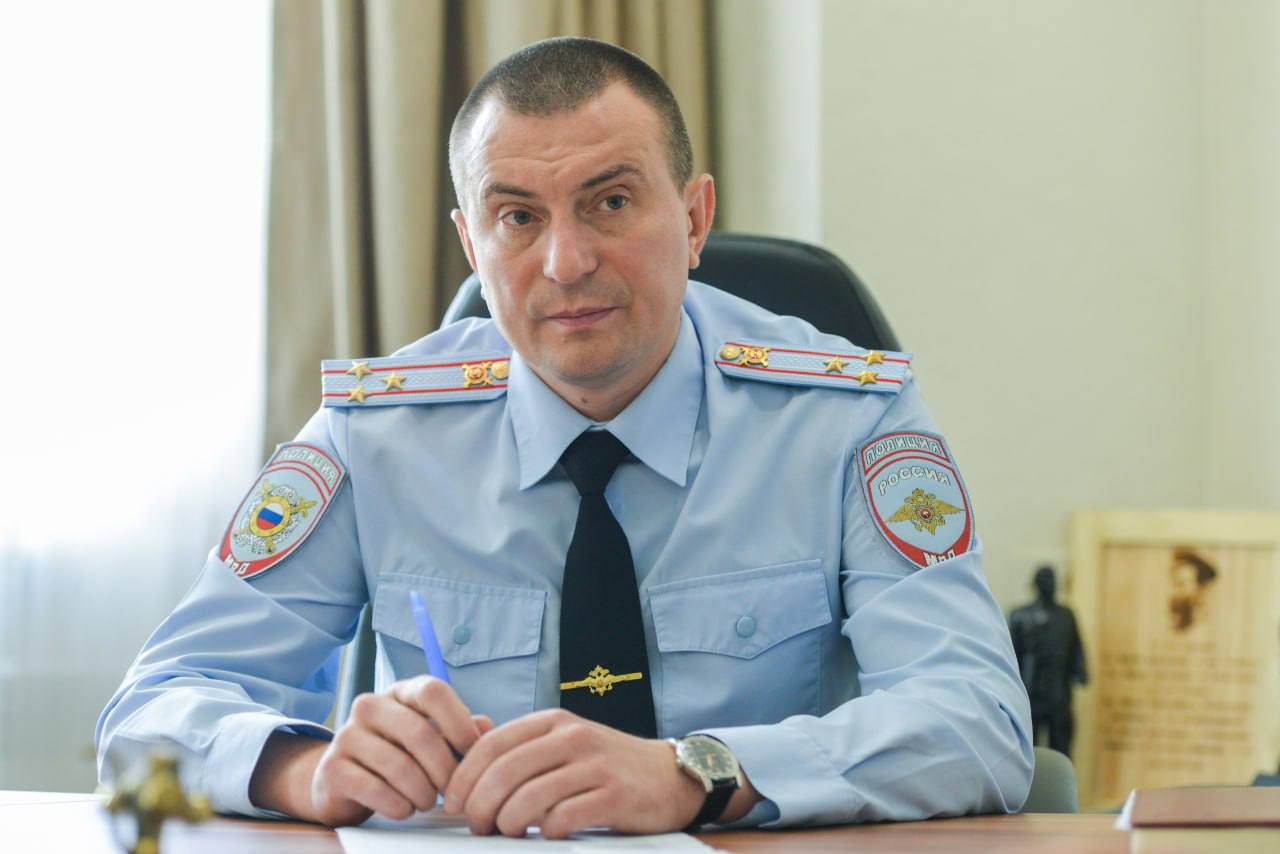 Глава МВД Колокольцев уволил начальника УМВД по Челябинску Меньшенина Полковник отправлен в отставку после закрытой проверки Врио главы городской полиции назначен полковник Михаил Власов Андрей Меньшенин руководил УМВД Челябинска с 27 июня 2022 года и был удален от дел после нескольких резонансных задержаний под следствие попали экс начальник ГАИ Александр Гайде и его бывший зам Олег Жиляев Оба подозреваются в получении взяток от директора ООО Капиталстрой Ромика Варданяна Гайде задержали 15 мая За Жиляевым силовики пришли 8 октября В декабре ниточки потянулись за пределы Челябинска Еще одной каплей стал арест замглавы следственного отдела ОП Ленинский Анне Горбуновой По версии следствия майор ассистировала ОПГ Подписаться Прислать новость novosti chelyab bot