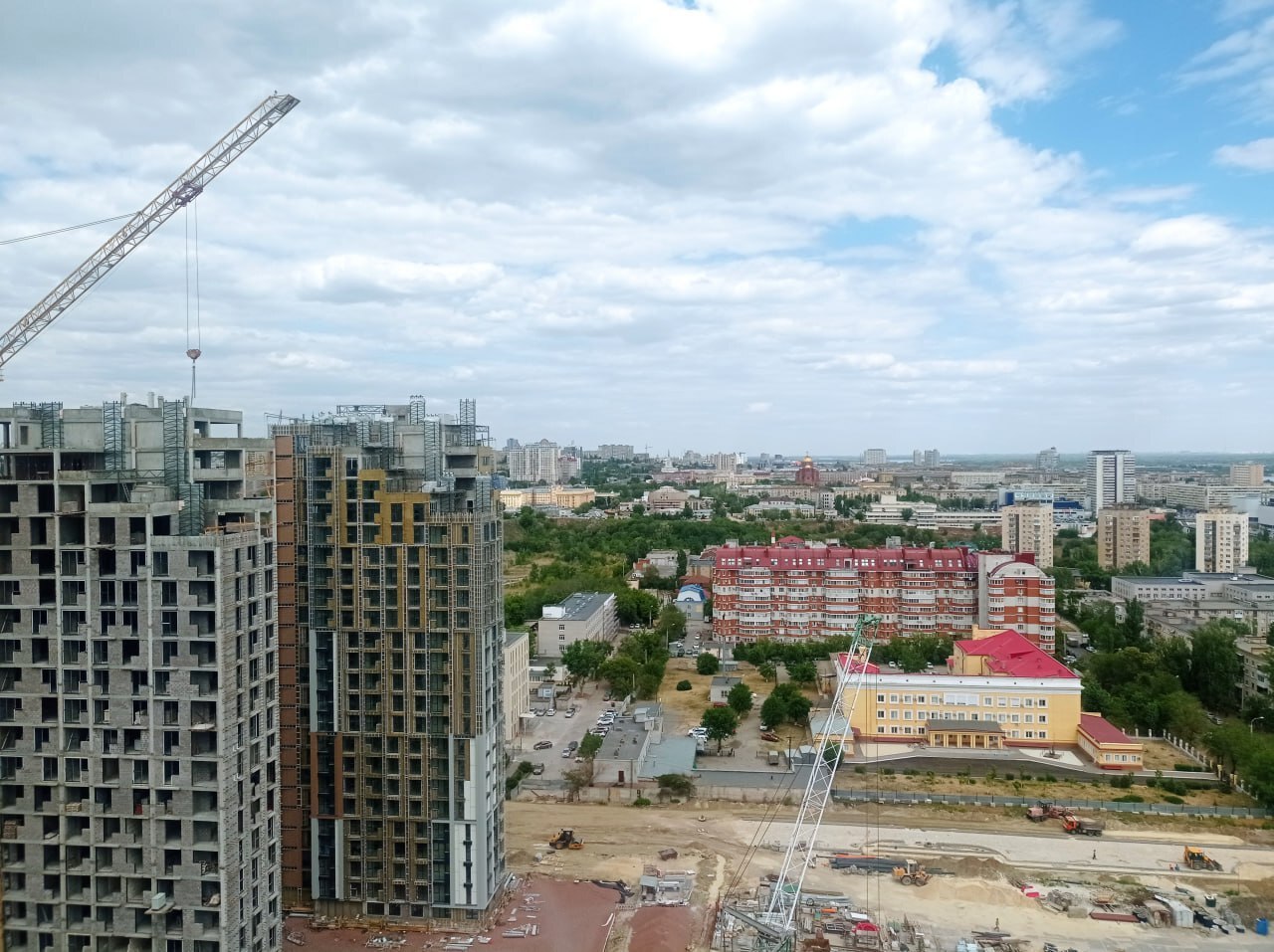 Более 900 тысяч кв м жилья ввели в Волгоградской области Регион перевыполняет план по вводу жилья с января по октябрь введено уже 903 4 тыс кв м жилья или 114 от плана на 2025 год установленного Минстроем России 592 1 тыс кв м приходятся на индивидуальные жилые дома еще 311 3 тыс кв м на многоквартирные Кроме того сейчас продолжается строительство еще 220 многоквартирных домов общей площадью 1 1 млн кв м Кстати Волгоградская область с 2019 года уверенно выполняет планы и показывает положительную динамику по вводу жилья Например по итогам прошлого года в регионе сдано 1036 2 тыс кв м это на 9 выше объемов 2023 го и на 31 больше установленного Минстроем России плана