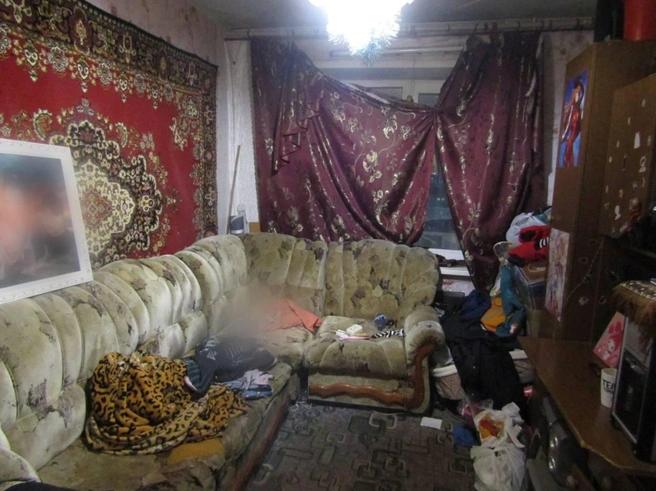 Две девочки из Норильска пострадавшие от истощения пробудут в больнице до конца января Малышки в возрасте одного года и двух лет постепенно восстанавливаются Врачи оценивают их состояние как удовлетворительное Их мать находится в СИЗО до 17 февраля 2026 года ей грозит до 20 лет лишения свободы Следствие установило что женщина оставила детей без еды на несколько дней из за чего пятимесячный мальчик погиб О случившемся в полицию сообщила 15 летняя дочь обвиняемой которая всё это время оставалась в квартире с младшими детьми Подробнее на Бабре красноярск kras 24