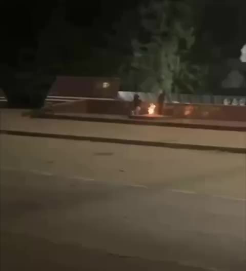 Две девушки оштрафованы за использование пламени Вечного огня для приготовления кофе