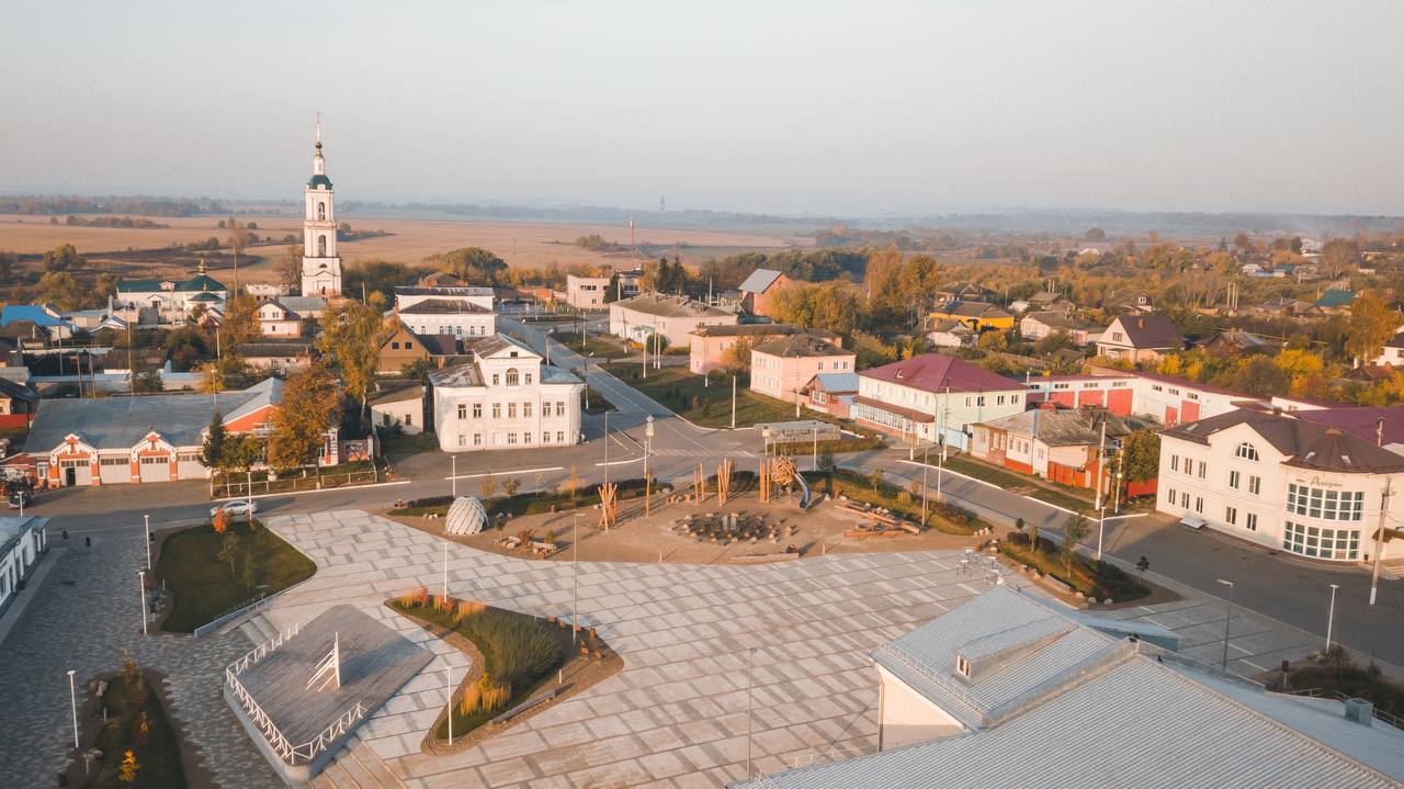 Определены проекты комплексного развития сельских территорий Ивановской области на 2025 год по программе Минсельхоза России.   В рамках федерального проекта «Современный облик сельских территорий» они будут реализованы городах Гаврилов Посад и Родники.  В рамках программы капитально отремонтируют две общеобразовательные школы и стадион «Труд».   В Гавриловом Посаде отремонтируют детскую музыкальную школу и краеведческий музей, построят напорный коллектор. Также запланировано строительство очистных сооружений, которое рассчитано на три года.