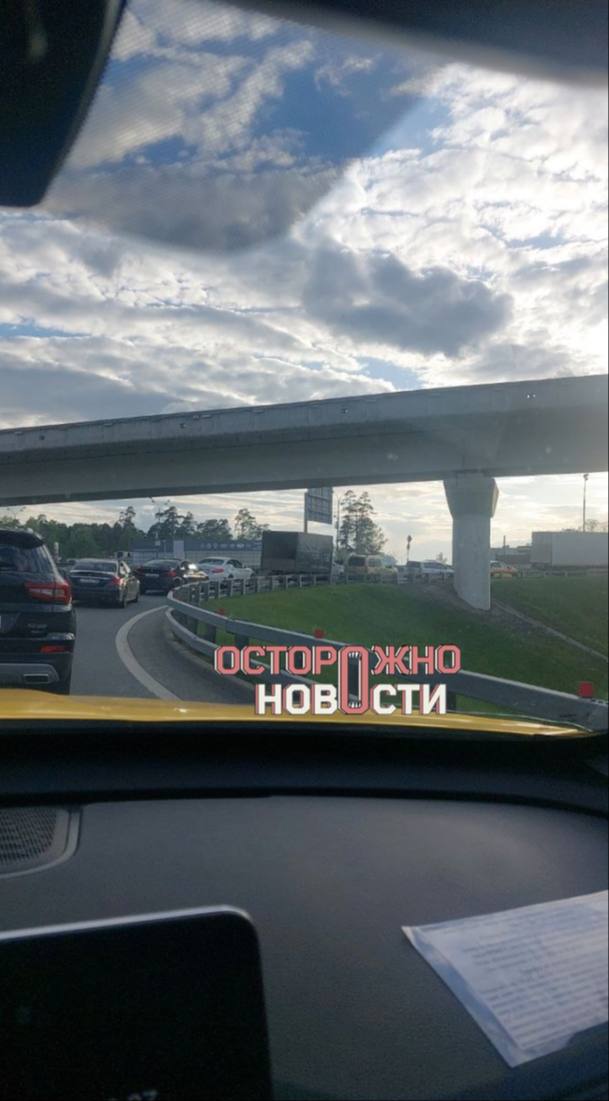 «В Химках лютые бордовые пробки, тупо все стоит». Жители Подмосковья жалуются на перекрытие дорог. Как рассказал читатель «Осторожно, новости», перекрыто Ленинградское шоссе в сторону Химок: «По городу лютые бордовые пробки, тупо все стоит». Также, по словам читателя, перекрыт МКАД в районе Химок. Движение встало на Молодежной улице, улице 9-го Мая и Юбилейном проспекте. Сегодня в столицу приехали главы иностранных государств, которые примут участие в параде Победы: президент Сербии Александр Вучич, глава КНР Си Цзиньпин и глава Венесуэлы Николас Мадуро.