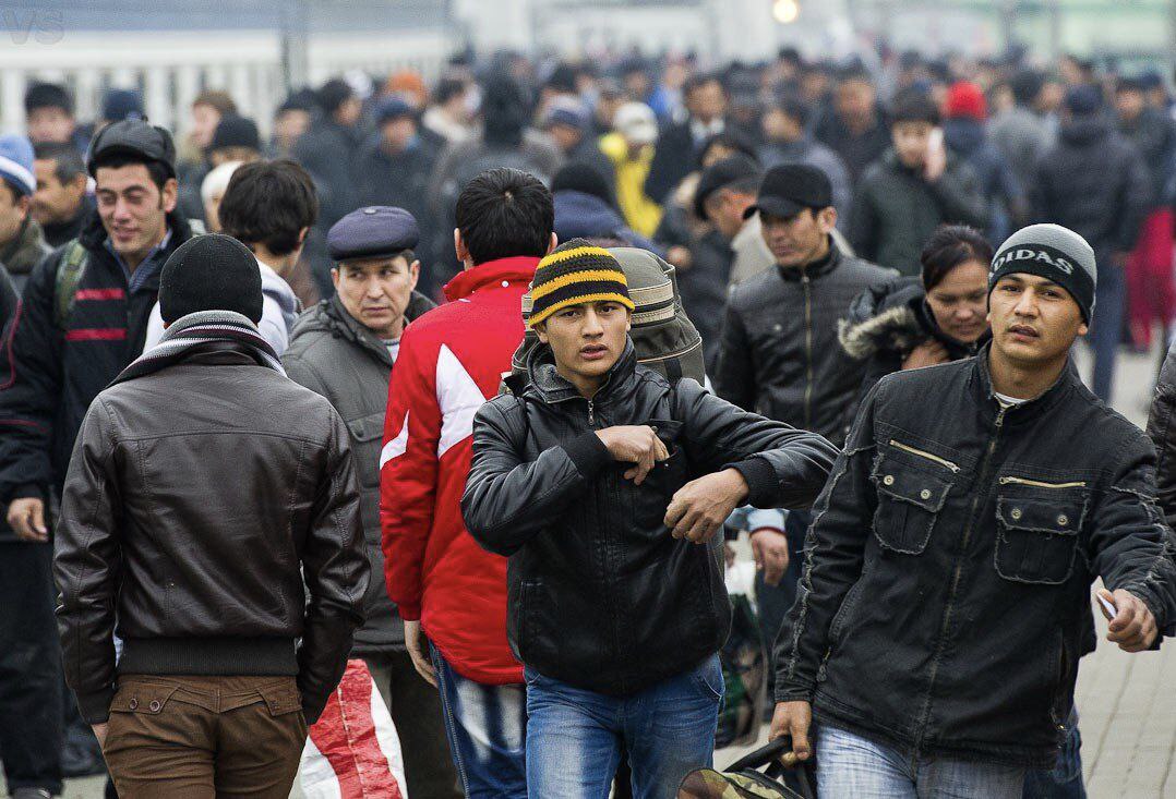 В Москве наметилась тенденция к снижению представителей славянской популяции О притоке мигрантов который проводит к замене генофонда коренного населения рассказали в Институте общей генетики им Н И Вавилова РАН По данным исследователей в этих условиях мигранты намного активней воспроизводят свой род Мы составили карту рождаемости детей у разных этнических групп Приоритет за узбеками азербайджанцами армянами Такие различия в количестве детей будут в будущем влиять на количественный и конфессиональный состав населения цитирует Московский комсомолец старшего научного сотрудника лаборатории популяционной генетики Алесю Грачеву По ее данным уже сейчас доля индивидуумов русской национальности которые в течение трех поколений рождались в Москве составляет только 5 процентов Подписывайтесь на Расстригу
