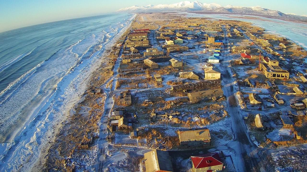 В селе Пахачи из-под крана пошла морская вода: из-за этого у людей начали ломаться стиральные машины и краны, а некоторым пришлось менять батареи.  Это произошло из-за сильного прилива: морская вода в реке поднялась и попала в насосное сооружение, обеспечивающее население водой.  По словам жителей, подобная ситуация возникает уже не в первый раз. Запасы пресной воды в селе есть.    Подписаться   Предложка   Чат