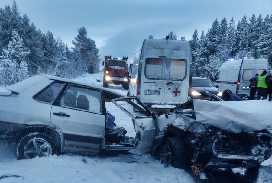 Сегодня на 1361 км автодороги Р-21 «Кола» произошло серьезное ДТП - лобовое столкновение легковых автомобилей «ВАЗ 2115» и «Ford Focus»  По касательной задело и третью машину - «Hyundai Solaris». В аварии пострадали четыре человека, все они были госпитализированы.