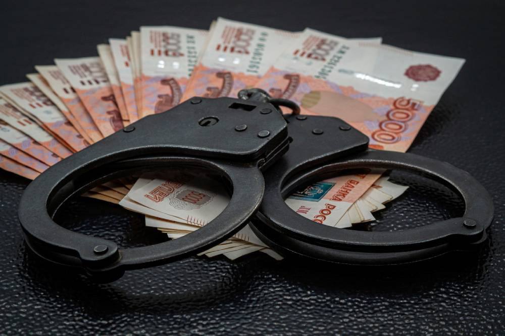 В Луганске направлено в суд уголовное дело о взятке полицейскому  Следователи СК РФ по ЛНР завершили расследование в отношении местного жителя, который предложил сотруднику МВД 5 тысяч долларов за не привлечение к ответственности его бывшей супруги. Полицейский отказался и сообщил о коррупционных намерениях руководству  Задержание произошло во время передачи денег в служебном автомобиле. Обвиняемый заключен под стражу            Вести. Луганск Подписаться   Прислать новость