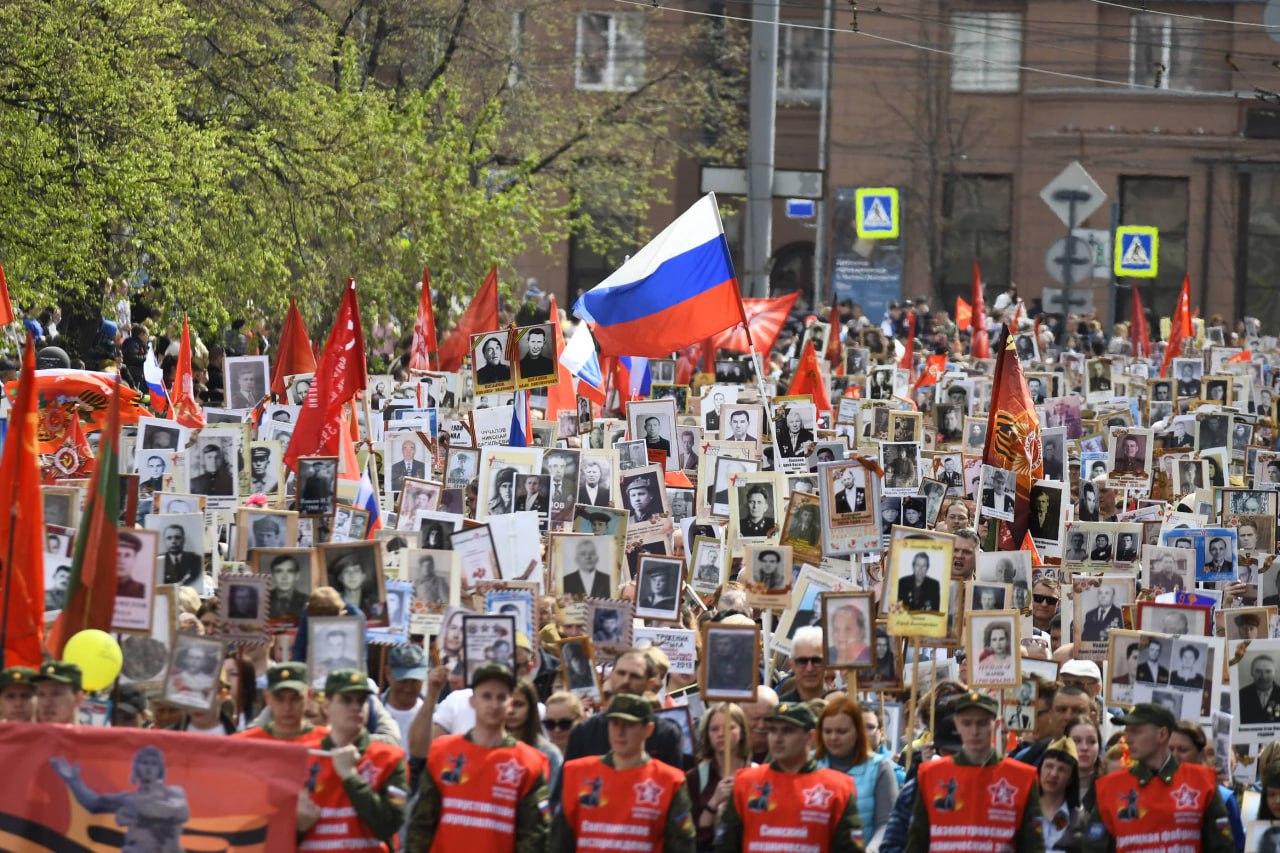 В Челябинске ввели 11 важных правил для шествия «Бессмертного полка» Участникам шествия «Бессмертного полка» в центре Челябинска запретят брать с собой воду и крупногабаритные предметы. Об 11 главных правилах, которые будут действовать во время мероприятия, рассказали в городской администрации. Участникам шествия запрещено проносить с собой любую жидкость, оружие и колюще-режущие предметы. При этом любые вещи должны быть без атрибутики с символикой политических партий, предприятий, некоммерческих организаций, а также иных движений и инициативных групп. Нельзя использовать и слоганы, надписи, не имеющие отношение к мероприятию. Подобный запрет действует на выкрикивание политических и иных речей. На шествие также не пустят граждан в состоянии алкогольного или наркотического опьянения. Челябинцам разрешено будет взять с собой небольшую сумку или рюкзак под личные вещи. Также можно нести в руках штендер с портретом, ФИО и годами жизни своего героя, использовать флаг России, Знамя Победы и георгиевскую ленту.