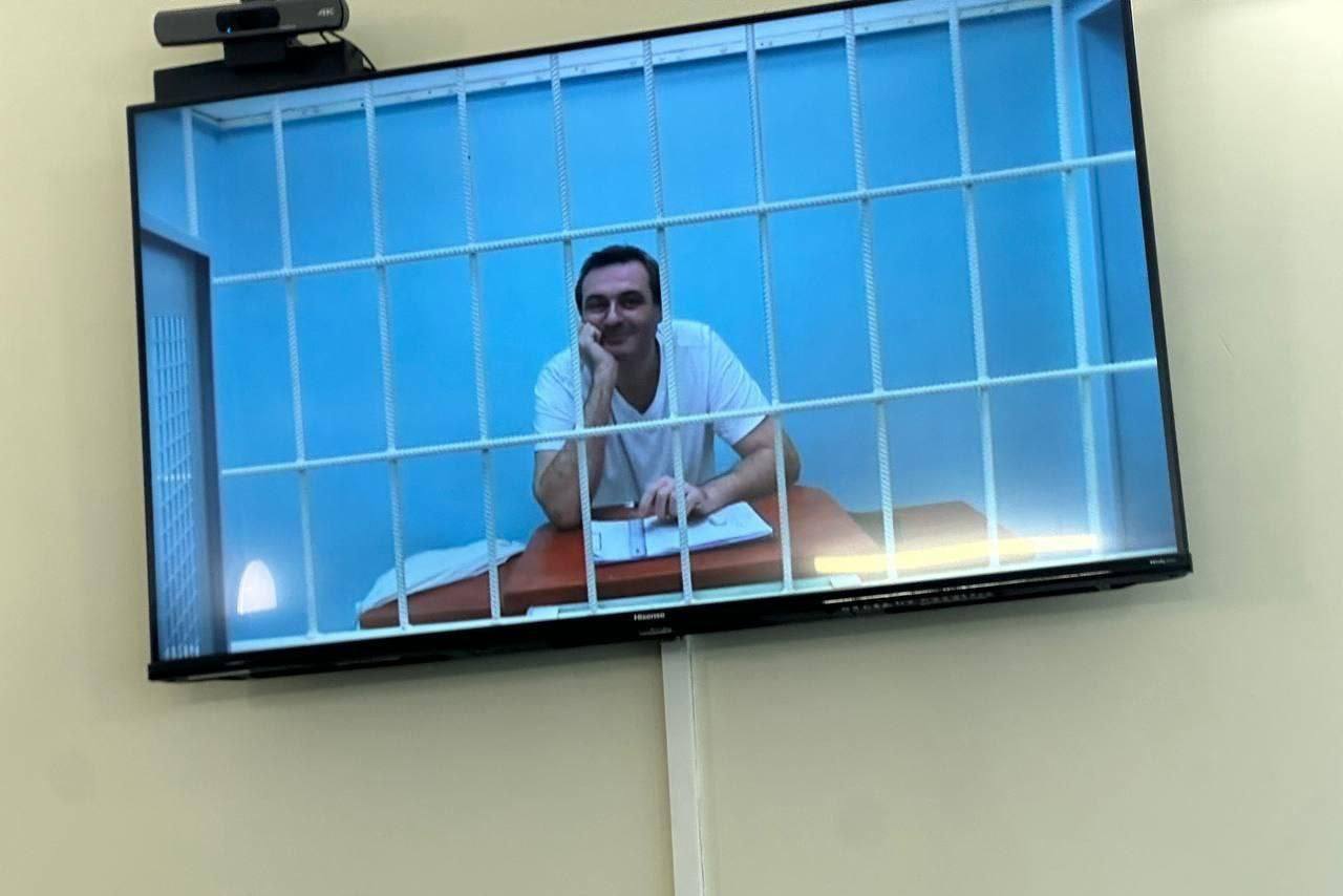 Экс депутат Самсонов объявил голодовку после отправки в ШИЗО Экс депутат Заксобрания Приморья Артём Самсонов заявил что его поместили в штрафной изолятор по указанию сверху и в знак протеста он начал голодовку По его словам это ответ на поданный им иск к СИЗО 1 после которого суд обязал ФСИН выплатить ему 10 тысяч рублей компенсации Считаю это местью за то что я посмел подать в суд написал Самсонов Весной у него диагностировали онкологию а до этого в заключении выявили порок сердца тогда он перенёс операцию по замене аортального клапана Его состояние и дальнейшие действия ФСИН пока не комментируют РОЗЫГРЫШ СЕРТИФИКАТОВ Подписывайтесь на NEWSVL