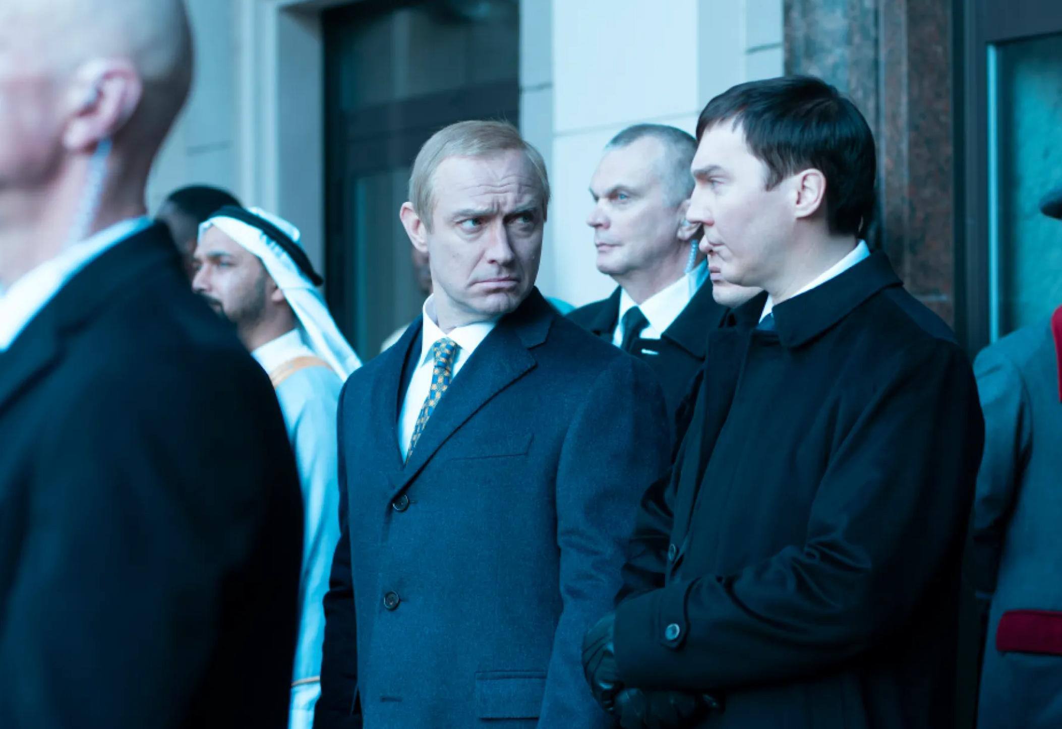 Появился первый кадр из фильма Кремлёвский волшебник с Джудом Лоу в образе Владимира Путина Премьера картины французского режиссера Оливье Ассайаса об истории происхождения Путина состоится на этой неделе на Венецианском кинофестивале пишет Variety