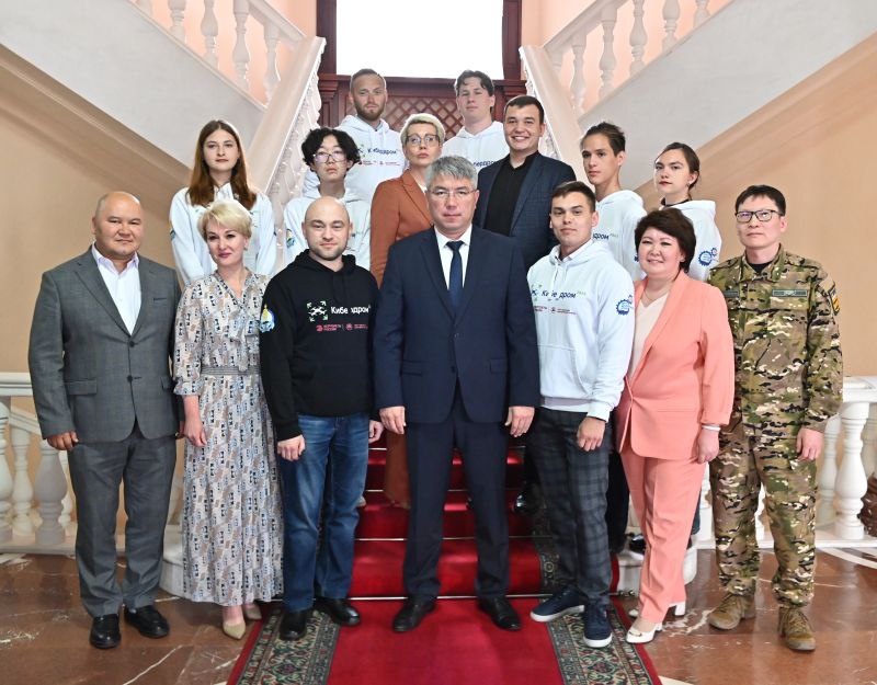 В Бурятии наградили участников всероссийского проекта «Кибердром» Команда из Бурятии показала высокие результаты на VII Всероссийском конкурсе «Кадры для цифровой промышленности. Создание законченных проектно-конструкторских решений в режиме соревнований «Кибердром». Бурятию представили студенты авиационного техникума, ВСГУТУ программа «Крылья Ростеха» Московского авиационного института , ученики инженерных школ города и сотрудники Улан-Удэнского авиационного завода. Их команда «De-pro» заняла третье место по инженерному проекту и седьмое место среди 176 команд. #Бурятия Подробности в «Номер один» Сообщить нам свою новость можно по кнопке: Письмо в редакцию
