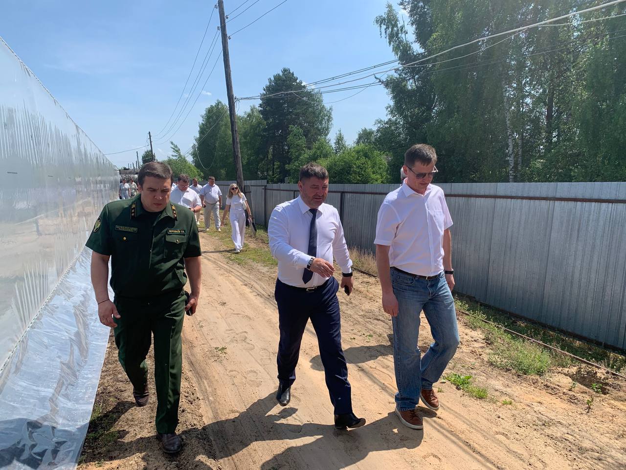 Нижегородская область выращивает 25 миллионов деревьев в год, чтобы чистым воздухом дышал регион и вся Россия. На этой неделе депутаты парламентского комитета по экологии и природным ресурсам познакомились с работой уникального питомника - «Семеновский спецсемлесхоз», где обсудили вопросы по восстановлению лесов. Ежегодно в Семеновском питомнике производят до 25 миллионов саженцев сосны и ели! 70% из них остаются в Нижегородской области, создавая новые «зеленые легкие» региона. Остальные деревца разъезжаются по другим регионам страны. "Это действительно уникальное для региона предприятие. Оно выращивает тот самый жизненно важный материал, которым мы засеваем специально подготовленные территории, превращая их в зеленые зоны. В нашем регионе до 2030 года запланировано обновление старых участков новыми лесосеменными плантациями на 40 гектарах", - отметил председатель экологического комитета Владислав Атмахов. Также депутаты отметили, что работа таких предприятий как «Семеновский спецсемлесхоз» важна для сохранения и восстановления лесных ресурсов страны.