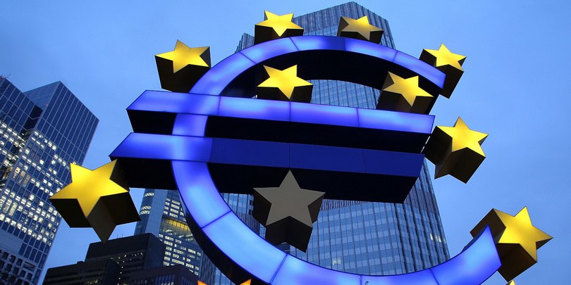 Финансовая группа Euroclear, включающая одноименный депозитарий и Euroclear Bank, за первый квартал 2025 года получила доход в размере €1,47 млрд от российских активов, замороженных в центральном депозитарии в связи с санкциями Европейского Союза. Это на 7,5% меньше показателя того же периода предыдущего года. Согласно пресс-релизу Euroclear, снижение квартальных процентных доходов от этих активов произошло вследствие постепенного уменьшения процентных ставок в регионе, а также создания резервов. Задержанные купонные выплаты и средства от погашения принадлежащих подсанкционным организациям продолжают накапливаться на балансе Euroclear Bank. К концу марта 2025 года в Euroclear Bank находилось замороженных российских активов на сумму €195 млрд, что превышает показатель на конец 2024 года, составивший €183 млрд. Общее количество активов на балансе Euroclear Bank составляло €212 млрд в конце 2024 года и увеличилось до €230 млрд к концу первого квартала 2025 года.