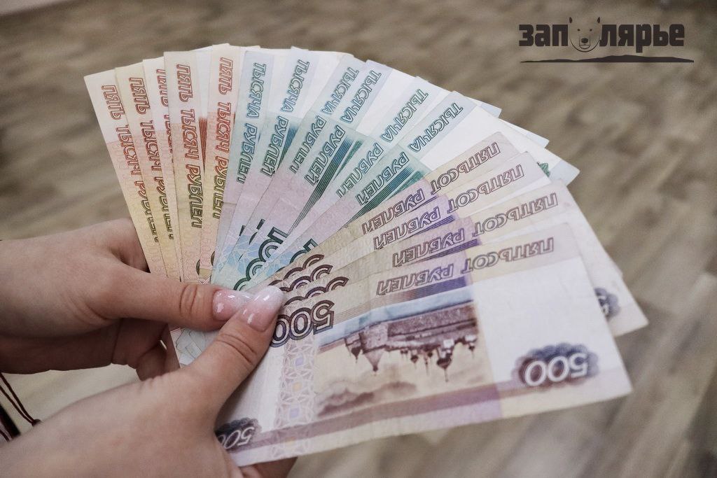 "Все произошло стремительно и убедительно": в Норильске медсестра отдала мошенникам 4,5 млн рублей  Однажды в мае этого года на телефон медсестры позвонил сотрудник службы доставки «Почта.ру». Мужчина рассказал, что посылка, которую она отправила недавно, повреждена, поэтому нужно установить ее личность. Чтобы это сделать, женщина продиктовала ему СМС-код, который пришел на ее телефон  делать это в телефонном режиме, общаясь с неизвестным человеком, нельзя ни при каких условиях - так мошенникам становится доступна информация о личных сбережениях жертвы .    Затем на телефон женщины позвонил якобы сотрудник  Роскомнадзора. Этот уже заявил, что мошенники на медсестру оформили  крупный кредит. Спасти свои сбережения женщина решила переводом на "бесопасный счет".  Пошла в банкомат и перевела 4,2 млн рублей.   На этом история не окончилась. Женщину уговорили оформить кредит в "ВТБ". Еще 300 тыс. рублей она также направила мошенникам. Позднее, объясняя свои действия, жертва сказала, что  "все произошло настолько стремительно и убедительно, что не смогла вовремя осознать масштабы обмана".  Коварство ситуации заключалось также в последующих действиях мошенников. Один из них снова связался с женщиной, выдав себя за правоохранителя, подтолкнув ее продолжить взаимодействие с лжепредставителями государственных структур.Возбуждено уголовное дело о мошенничестве  ст. 159 УК России ,  - рассказали в прокуратуре Красноярского края.  Если у вас есть интересные новости, пишите нам сюда –