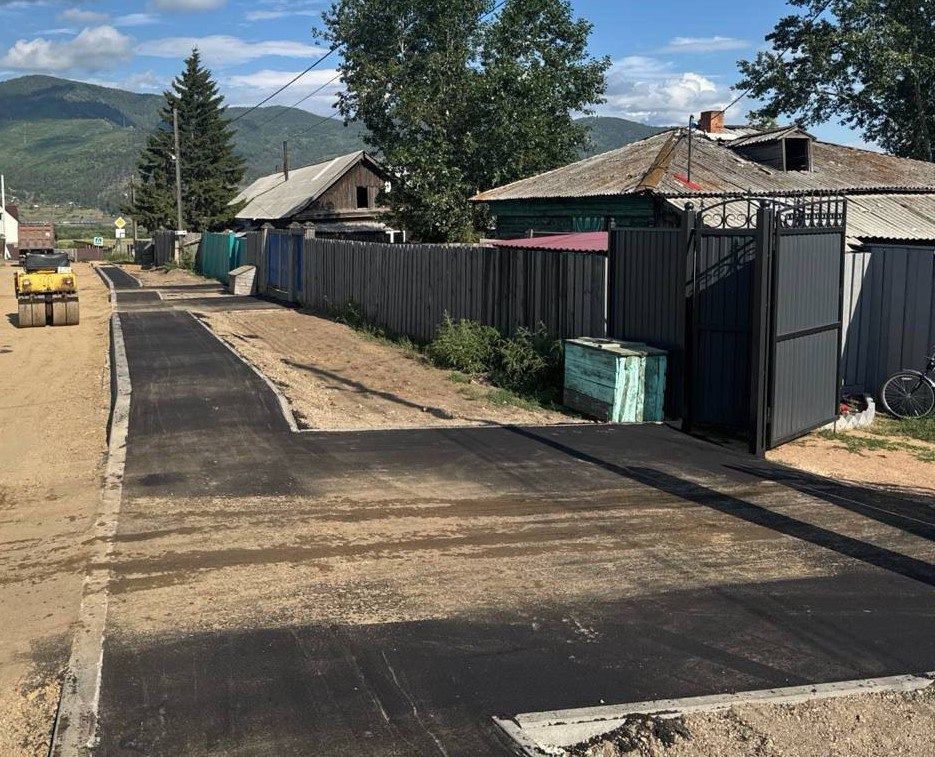 В селе Ошурково Иволгинского района приступили к укладке асфальта В селе Ошурково Иволгинского района продолжается капитальный ремонт дорог на двух улицах. На улице Школьная приступили к устройству асфальтобетонного покрытия на тротуарах и съездах к домам. Улицу Центральную подготовили под укладку асфальта. Большое внимание при ремонте уделяется созданию доступной среды для маломобильных граждан. Для удобства и безопасности пешеходов там обустроят тротуары, пешеходные переходы, установят уличное освещение. #Бурятия Подробнее в "Номер один" Сообщить нам свою новость можно по кнопке: Письмо в редакцию