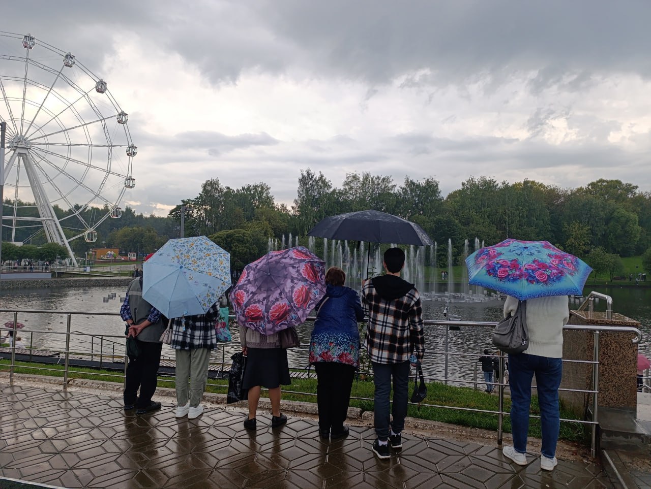Кировчане а как вы относитесь к семейным счетам 34 жителей Приволжского федерального округа готовы открыть совместный счет со своими близкими для семейных трат накоплений и планирования крупных покупок У каждого пятого такой счет уже есть выяснил ВТБ Основным аргументом в пользу совместных счетов приволжане считают быстрое достижение финансовых целей и удобство совместного контроля расходов так высказались 24 опрошенных Еще 18 ценят прозрачность и возможность отслеживать все траты и накопления Более трети жителей ПФО отметили что совместные счета позволят накопить на крупную покупку четверть на путешествие или отпуск 17 считают что продукт поможет накопить на ремонт Мнения об оптимальной сумме для перечисления на счет разделились более трети приволжан готовы перечислять на совместный счет от 10 до 20 своего дохода Каждый четвертый респондент считает что сумма должна зависеть от конкретной цели Более 20 своего бюджета на общий счет готовы направлять 7 жителей ПФО Такое же количество опрошенных готовы направлять на общий счёт менее 5 своего дохода Также приволжане определили какие функции должны быть в совместных счетах для большего удобства Более половины опрошенных считают обязательным установление лимитов на траты а половина жителей ПФО обязательные уведомления о транзакциях 47 хотят простого управления несколькими пользователями а для более чем четверти респондентов важны инструменты для достижения совместных целей
