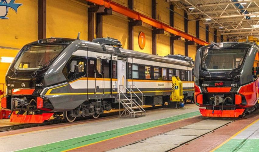 В Ленобласти анонсировали запуск новых электропоездов на автономной тяге Новые электропоезда запустят из Петербурга в Сланцевский и Кингисеппский районы Ленобласти с 2026 года, сообщили в областной администрации. Трёхвагонный поезд на направлении Балтийский вокзал — Кингисепп — Ивангород заменят на новый шестивагонный состав на 636 сидячих мест. Для удобства пассажиров его оснастили кондиционерами, USB-розетками для зарядки, тёплыми поручнями и другими удобствами. С Балтийского вокзала до Сланцев новые шестивагонные поезда будут курсировать ежедневно в дополнение к действующему расписанию. Админка Ленобласти