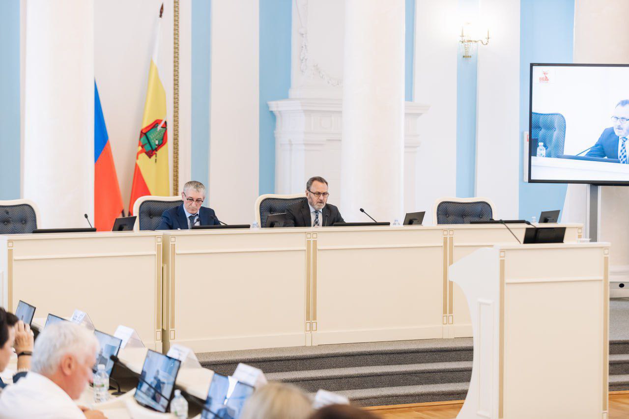 Председатель Избирательной комиссии Рязанской области Андрей Сидоренко принял участие в публичных слушаниях по исполнению регионального бюджета за 2024 год. Мероприятие прошло в стенах регионального законодательного собрания. В ходе обсуждения были рассмотрены основные направления расходования бюджетных средств, направленные на повышение уровня социальной защиты жителей региона, развитие коммунальной сферы и инфраструктуру. В обсуждении приняли участие депутаты Рязанской областной Думы, представители исполнительной власти региона, сотрудники Контрольно-счётной палаты Рязанской области, главы муниципальных образований и представители общественных организаций.