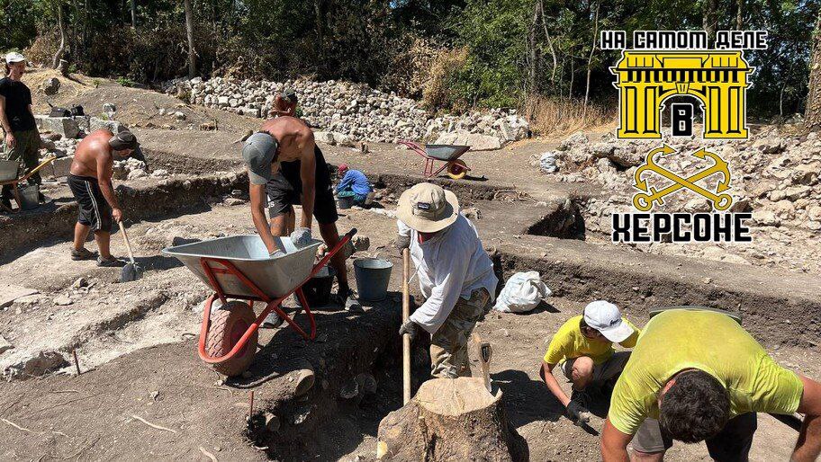 Археологи Херсонской области скоро начнут раскопки в Скадовском округе. Губернатор Владимир Сальдо подчеркнул, что регион обладает богатым историческим наследием, являясь частью Северного Причерноморья и Античного мира. Он отметил важность сохранения тайн и богатств земли для будущих поколений. В настоящее время раскопки также ведутся на территории средневекового городища Мангуп-Кале в Крыму. Открытие новых исторических артефактов позволит нам лучше понять прошлое и сохранить культурное наследие региона для будущих поколений! ПОДПИСАТЬСЯ Чат Бот Дзен #Археология #ХерсонскаяОбласть #История