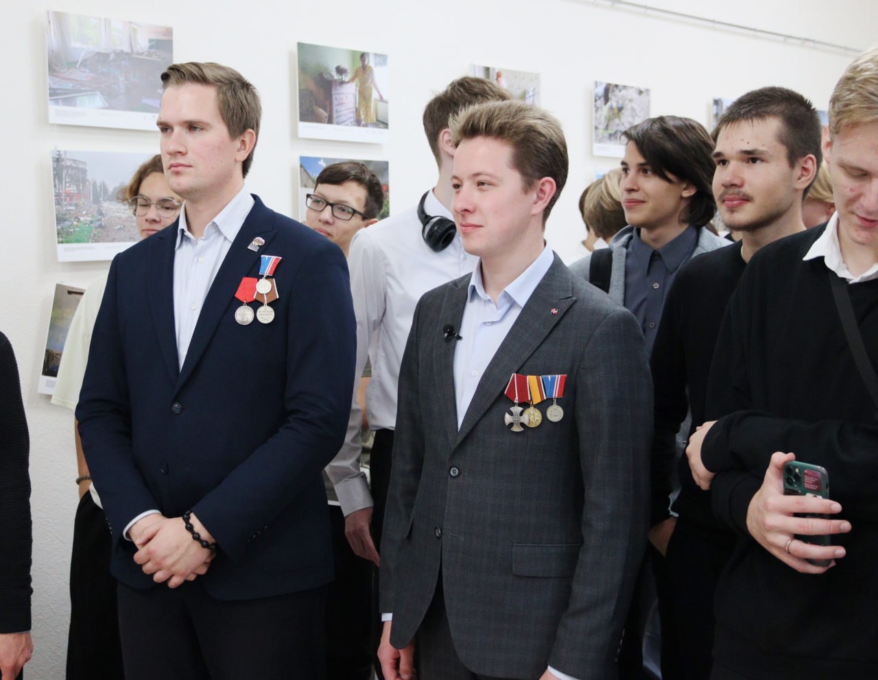 Участвовавшие в СВО члены Молодежного парламента встретились со школьниками Прикамья Они провели презентацию экспозиции личных вещей жителей Пермского края принимающих участие в боевых действиях Zа жизнь Выставка создана по инициативе Законодательного собрания Пермского края Вещи были собраны и привезены из зоны проведения СВО военнослужащими и волонтерами Прикамья Эта работа велась в течение нескольких месяцев Для организации экспозиции были задействованы личные архивы жителей территорий Прикамья а также архивы музеев и общественных объединений из муниципалитетов Впервые выставку Zа жизнь представили в краевом парламенте По предложению председателя Законодательного собрания Валерия Сухих часть экспозиции была передана в исторический парк Россия Моя история Экспозиция будет представлена для всех желающих ещё в течение недели