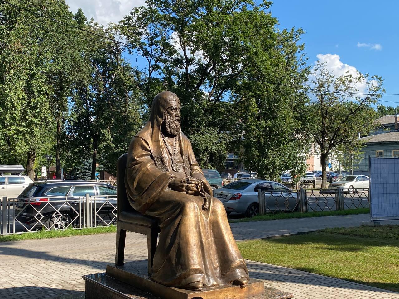 Памятник патриарху Московскому и всея Руси Тихону  Беллавину  установили на улице Советской   Монумент появился у стен Псковской духовной семинарии, так как духовный путь святителя Тихона начался на Псковской земле.   Здесь он родился, учился, а затем и сам преподавал в Псковской семинарии. Влияние патриарха на Русскую православную церковь признано во всём мире.  22 августа 2023 года памятник патриарху Тихону был открыт в посёлке Кунья Псковской области.  Ранее сообщалось, что празднества в честь патриарха Московского и всея Руси Тихона пройдут в Пскове. С 13 по 14 августа состоится принесение мощей. Кроме того, в этом году 100-летию кончины патриарха Тихона посвятили первый день работы Всероссийского хорового фестиваля имени Гривского.