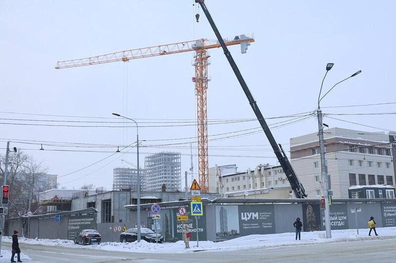 При строительстве нового ЦУМа в Барнауле могли залить непрочный фундамент Заказчик компания Ракшиных ООО Центрум подала иск к бывшему генподрядчику ООО А строймонтаж входит в группу компаний Алгоритм Александра Тайчера Из материалов дела следует что у заказчика возникли претензии к залитому фундаменту а именно ростверку который отвечает за равномерное распределение нагрузки на опоры и служит прочной жесткой площадкой для пола и стен С фирмы требуют взыскать более 13 7 млн убытков на устранение недостатков Теперь экспертам предстоит выяснить действительно ли претензии имеют место  Банкфакс Амител МЫ В МАХ