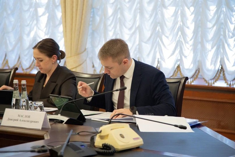 Министерство транспорта РФ VK Роман Старовойт встретился с главой Республики Северная Осетия – Алания Сергеем Меняйло Начали встречу с вопросов дорожного хозяйства: уделили внимание вопросу реконструкции подъезда к курорту Цей. Это ожидаемо повлияет на развитие региона, способствуя росту туристического потока и укреплению экономики. Обсуждалось также обновление пассажирского транспорта в рамках национального проекта «Инфраструктура для жизни». Республика Северная Осетия-Алания – приграничный регион, и здесь сейчас идет реконструкция автомобильного пункта пропуска Нижний Зарамаг. После обновления его пропускная способность вырастет с 300 до 2630 транспортных средств в сутки. А количество полос увеличится с 10 до 18, что заметно упростит и ускорит процедуру пересечения границы. Благодаря совместной работе с государственными контрольными органами и ГК «Росатом» на время реконструкции путем организационных мероприятий пропускная способность пункта пропуска будет сохранена.