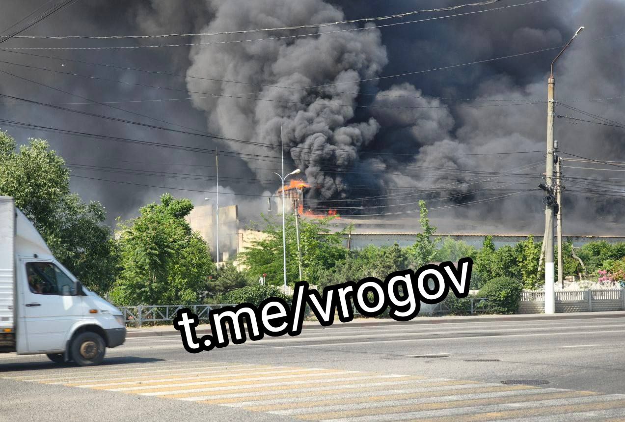 О крупном пожаре и его последствиях Сотрудники МЧС России потушили пожар на промышленном предприятии в Мелитополе. Горела кровля площадью 1000 м². Огнеборцы предотвратили распространение огня на жилые дома. Как сообщают областные власти, возгорание произошло по бытовым причинам, диверсий в отношении предприятия зафиксировано не было. Слава Богу, пострадавших нет. Причина возгорания уточняется и, по заявлениям представителей экстренных служб, будет озвучена после экспертизы. В операции участвовали 41 спасатель и 13 единиц техники. Владимир Рогов Рогов. Глас Народа