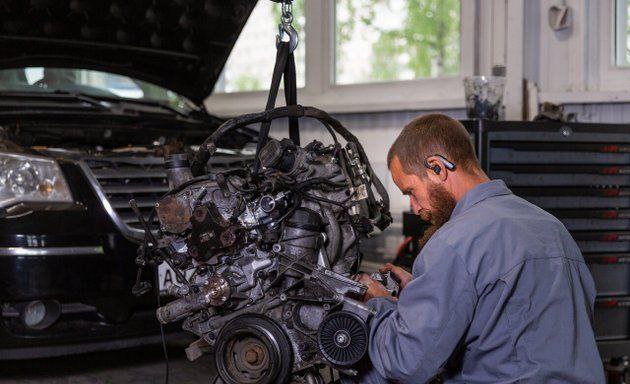 Китайские двигатели вытесняют на российском рынке оригинальные моторы в иномарках Импорт китайских двигателей для подержанных автомобилей в Россию вырос на 15 20 и достиг около 10 тыс штук пишут Известия со ссылкой на Союз автосервисов Еще примерно столько же на рынке приходится на восстановленные и подержанные моторы Такие агрегаты ставят на популярные модели европейских японских и корейских брендов C и D классов активно продававшихся в РФ до 2022 года СТО все чаще предлагают клиентам не капиталить старый мотор а заменить его на другой с документами это на 5 7 дешевле и в 5 10 раз быстрее капитального ремонта рассказал член правления Союза автосервисов технический эксперт Илья Плисов Новые китайские двигатели устанавливают в частности на Hyundai Volkswagen Ford Toyota и Mazda уточнил эксперт В 2025 году капитальный ремонт двигателя иномарки в России в среднем стоил от 100 тыс до 250 тыс рублей и занимал одну две недели сообщил владелец сети дилерских центров коммерческого транспорта Альянс Тракс Алексей Иванов По его словам новый мотор из КНР для той же модели нередко обходится дешевле а установка занимает значительно меньше времени По данным руководителя автосервиса XXAUTO pro Иваново Максима Бахвалова по отдельным моделям ремонт с работой и материалами стоит около 340 тыс рублей тогда как замена двигателя в сборе порядка 200 тыс рублей Для дорогих дизельных авто разница еще заметнее ремонт около 800 тыс рублей замена на новый примерно 600 тыс рублей Ремоторизация выгодна и СТО снятие и монтаж двигателя в сборе требуют меньше операций чем разбор расточка и последующая сборка узла отметил Иванов   При этом качество китайских агрегатов неоднородно В КНР работают крупные заводы с репутацией так FAW VW в Даляне выпускает моторы EA888 с заводской документацией и гарантией а Beijing Hyundai серийно производит двигатели для Kia Rio и Hyundai Solaris Одновременно на российский рынок поступают и безымянные реплики с мелких предприятий по низким ценам качество которых может быть невысоким а экономия при установке сомнительной предупредил эксперт Дальневосточники копят на машины седаны и внедорожники в лидерах спроса Автолюбители Дальнего Востока получат скидки до 25 на новые авто Подержанные иномарки на Дальнем Востоке дорожают на фоне падения спроса Главное про Дальний Восток