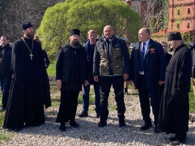 Уральский полпред Жога и участники мотопробега осмотрели строящийся парк "Бессмертный медсанбат" в Алапаевске Мотопробег по городам трудовой славы Урала добрался до Алапаевска. Участники пробега посетили монастырь в честь Новомучеников и Исповедников Церкви Русской расположенный возле шахты, где в 1918 были убиты родственники царя . Гостями монастыря стали полпред президента в УрФО Артём Жога, замгубернатора Свердловской области Азат Салихов. - Их тепло и гостеприимно приняли настоятель монастыря игумен Моисей Пилатс , глава Алапаевского района Олег Булатов, секретарь Алапаевской епархии отец Димитрий Ямщиков и руководитель отдела епархии схимонах Василиск, - рассказали участники встречи. Гости возложили цветы к месту мученической кончины Великой Княгини Елизаветы Фёдоровны, а также осмотрели территорию будущего парка "Бессмертный медсанбат", который создаётся совместными усилиями монахов, властей Алапаевска и клиники "Реабилитация доктора Волковой". «Спасти и вернуть!»: в Екатеринбурге открыли выставку, посвящённую военным медикам В Алапаевске облагородили территорию будущего парка «Бессмертный медсанбат»