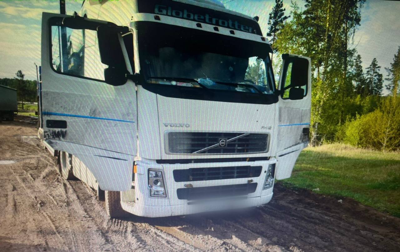 Тем временем в Тулунском районе обнаружили тело водителя грузовика По данным следствия, ночью 31 мая на стоянке вблизи деревни Трактово-Курзан в автовозе обнаружен погибший 45-летний мужчина. Есть признаки насильственной смерти. В Следственном комитете региона завели дело по ч. 1 ст. 105 УК РФ. Ведутся следственные действия, назначены экспертизы, допрошены свидетели.