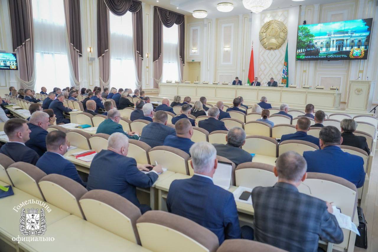 Участие в заседании совместной коллегии главного управления ЖКХ облисполкома и ЖКХ Гомельской области принимают губернатор Иван Крупко и помощник Президента инспектор по Гомельской области Руслан Пархамович Основной вопрос итоги работы отрасли за девять месяцев текущего года и планы на ближайшее время 37 организаций жилищно коммунального хозяйства региона объединяет 16 тысяч человек За январь август 2025 года выручка от реализации продукции выросла в сравнении к прошлому году темп роста более 113 Выполнено задание по снижению уровня затрат на производство и реализацию продукции Тема ЖКХ традиционно остается на первом месте среди обращений жителей области Ваша задача закрыть вопросы населения по основным направлениям подаче тепла воды обслуживанию жилфонда вывозу мусора а также за счет расширения дополнительных услуг Необходимо максимально напрячься чтобы до конца года обеспечить все доведенные на уровне республики показатели отметил глава региона