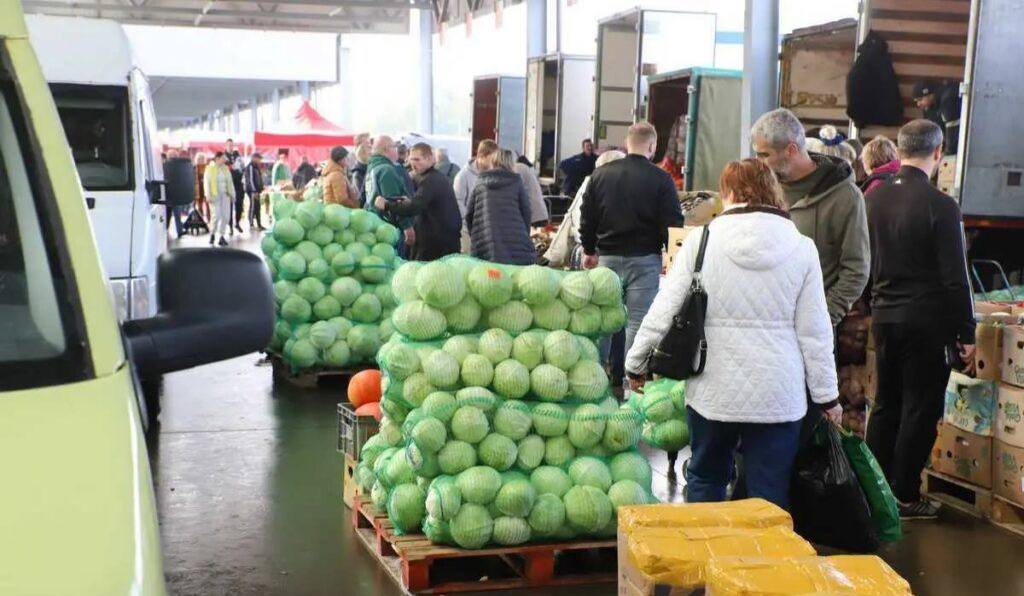 Одного из задержанных иностранцев на рынке в Таборах депортируют Сотрудники управления по гражданству и миграции совместно с бойцами ОМОН и представителями Минского РУВД провели очередную проверку рыночного комплекса Новый Лебяжий Какие нарушения выявили В ходе отработки были установлены иностранные граждане которые находились на территории Беларуси либо осуществляли трудовую деятельность с нарушением требований законодательства о внешней трудовой миграции и правовом положении иностранных граждан и лиц без гражданства Иностранец покинет Беларусь Один из иностранцев проигнорировавший нормы трудового законодательства подлежит выдворению за пределы Республики Беларусь