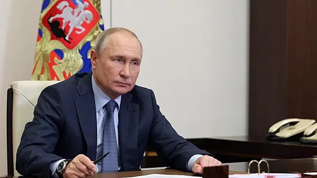Президент России Владимир Путин отметил улыбку председателя Центрального банка РФ Эльвиры Набиуллиной. Об этом сообщает РИА Новости. Во время встречи с членами Общероссийской общественной организации «Деловая Россия» к мероприятию по видеосвязи подключилась и Набиуллина. В какой-то момент Путин заметил, что глава Центрального банка России улыбается. По его словам, это означает, что «все хорошо». «Вы видите, тоже улыбается, значит, все хорошо. Все улыбаются, у всех хорошее настроение», — заявил он.