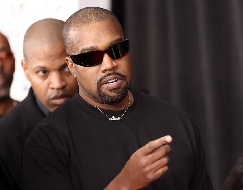 Канье Уэст выкупил рекламное место в выпуске The Wall Street Journal для публикации извинений Американский рэпер назвал причины спровоцированных им в последние годы скандалов Текст вышел с заголовком Тем кому я навредил Его цель объяснить поведение музыканта которое не раз вызывало вопросы и критику 25 лет назад я попал в ДТП в результате которого сломал челюсть Также была повреждена правая лобная доля головного мозга отметил Уэст указав что эти травмы спровоцировали развитие биполярного расстройства которое оставалось незамеченным врачами до 2023 года Подписаться на Говорит Москва Telegram VK MAX