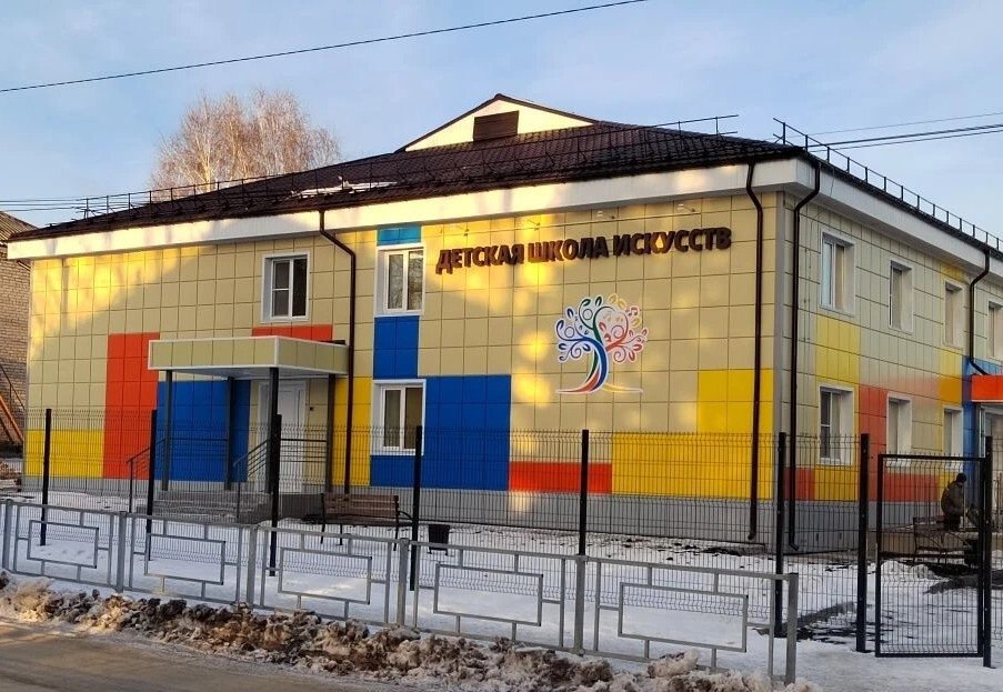 Пять детских школ искусств откроют в Алтайском крае до конца года   За счет средств краевого бюджета отремонтированы детские школы искусств в селе Родино завершаются работы в Солтоне Благовещенке и Табунах Учреждение в Косихе модернизируют по нацпроекту Семья на федеральные средства Я думаю что получился один из красивейших объектов который многие будут видеть приезжая в Косиху на литературный фестиваль Роберта Рождественского отметила министр культуры региона Елена Безрукова Дизайн проект Косихинской ДШИ разработали студенты и педагоги Алтайского института культуры они же придумали логотип школы в виде цветущего дерева В ближайшие дни в здании установят оборудование и одежду сцены в зрительном зале Открытие намечено на конец декабря Всего в уходящем году обновление проводят на 77 объектах культуры региона Это на 20 больше чем годом ранее