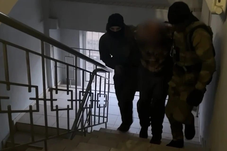 В Старобельске задержали и заключили под стражу радикала В ЛНР заключили под стражу участника батальона «Айдар» . Его обвиняют в совершении особо тяжких преступлений, в том числе против мира и безопасности человечества. Установлено, что житель Старобельска размещал на личной странице в социальной сети публикации украинских информационных агентств заведомо ложную информацию, дискредитирующую Вооружённые Силы Российской Федерации и реабилитирующие нацизм. - При проведении обысковых мероприятий в жилище злоумышленника обнаружены документы, подтверждающие прохождение им службы в батальоне «Айдар» и иные экстремистские материалы, - рассказали в региональном Следкоме. признан террористической организацией и запрещен на территории РФ