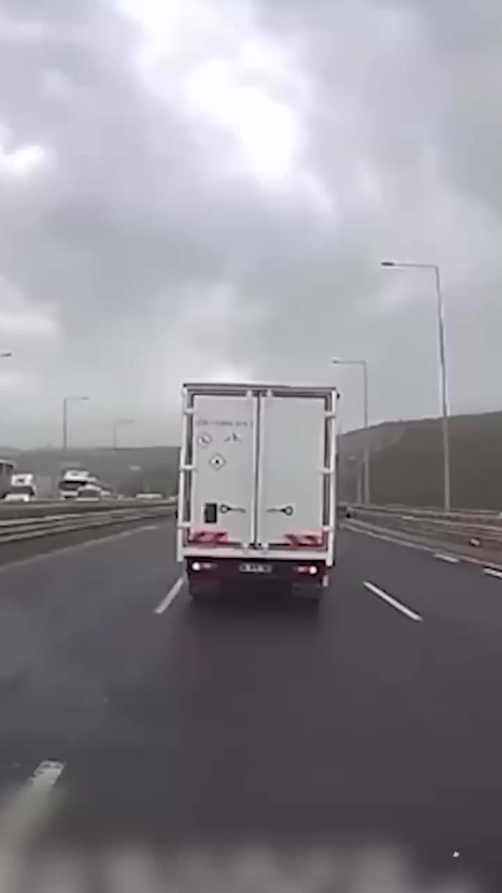 Штормовой ветер в Стамбуле вызывает опрокидывание грузовиков и приостановку паромного сообщения