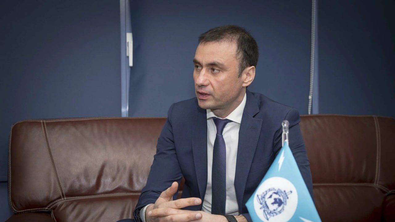 Экс-министр юстиции Молдовы обвинён во Франции по делу о коррупции   Виталие Пырлог был экстрадирован во Францию и обвинён в содействии удалению «красных уведомлений» Интерпола. Его подозревают в том, что он помогал преступникам избегать ареста, оформляя им статус беженца в Республике Молдова и получая за это крупные взятки. Пырлог был арестован 15 июня в ОАЭ по международному ордеру, выданному Францией.