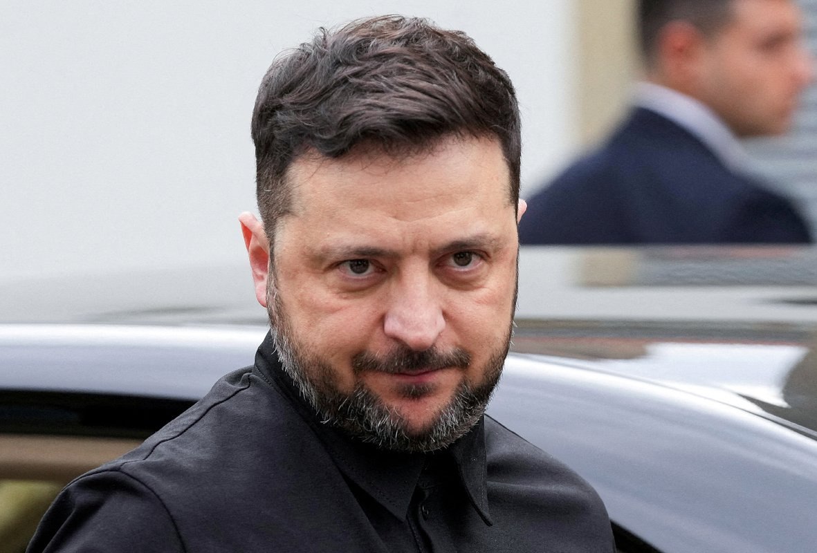 Необычная Взятка Полицейские Получили Удобрения за Молчание В Краснодарском крае оглашен приговор двум экс полицейским Андрей Колонтаевский и Александр Моисеенко пойманным на взятке в виде десяти мешков удобрений Стражи порядка пытались замять дело сотрудников агрокомпании пойманных за нелегальный вывоз аммиачной селитры Суд выяснил что они не инициировали возбуждение дела в обмен на удобрения стоимостью 236 тысяч рублей Случайное вмешательство ДПС раскрыло преступление Теперь бывшие полицейские оштрафованы на 6 9 миллиона рублей и лишены званий Петербург Взятка УдобреннаяСистема Piter News 24 Подписаться