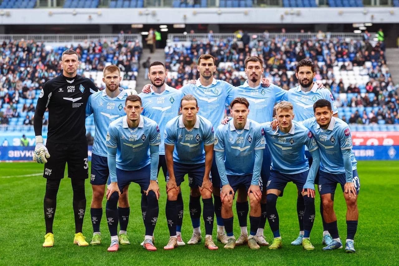 Крылья Советов ушли в зимний отпуск Футболисты и тренерский штаб Крыльев Советов после матча в Калининграде ушли в отпуск Вновь команда соберется в январе чтобы пройти медобследование а затем отправится на учебно тренировочные сборы в Турции График сборов нашей команды и даты контрольных матчей будут опубликованы позднее По итогам 18 туров МИР РПЛ Крылья занимают 12 строчку в турнирной таблице имея в своем активе 17 очков Вторую часть сезона наша команда начнет в марте в Москве матчем против Динамо