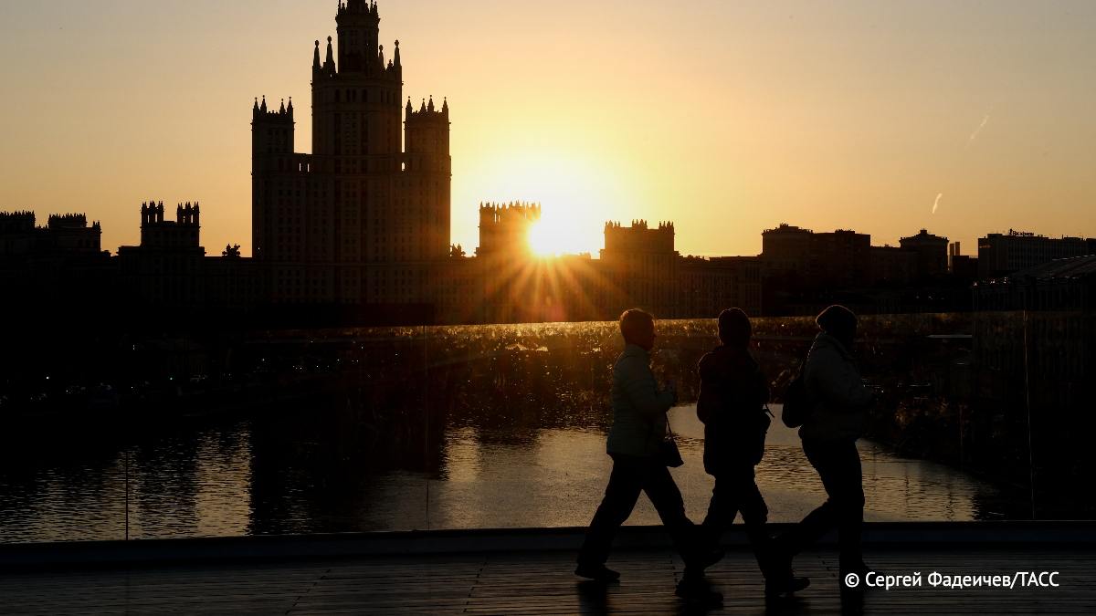 Температура воздуха в Москве 9 ноября будет колебаться в пределах 6-8 градусов тепла. Это на 4-5 градусов выше климатической нормы, сообщил ведущий специалист центра погоды "Фобос" Михаил Леус.     / Москва