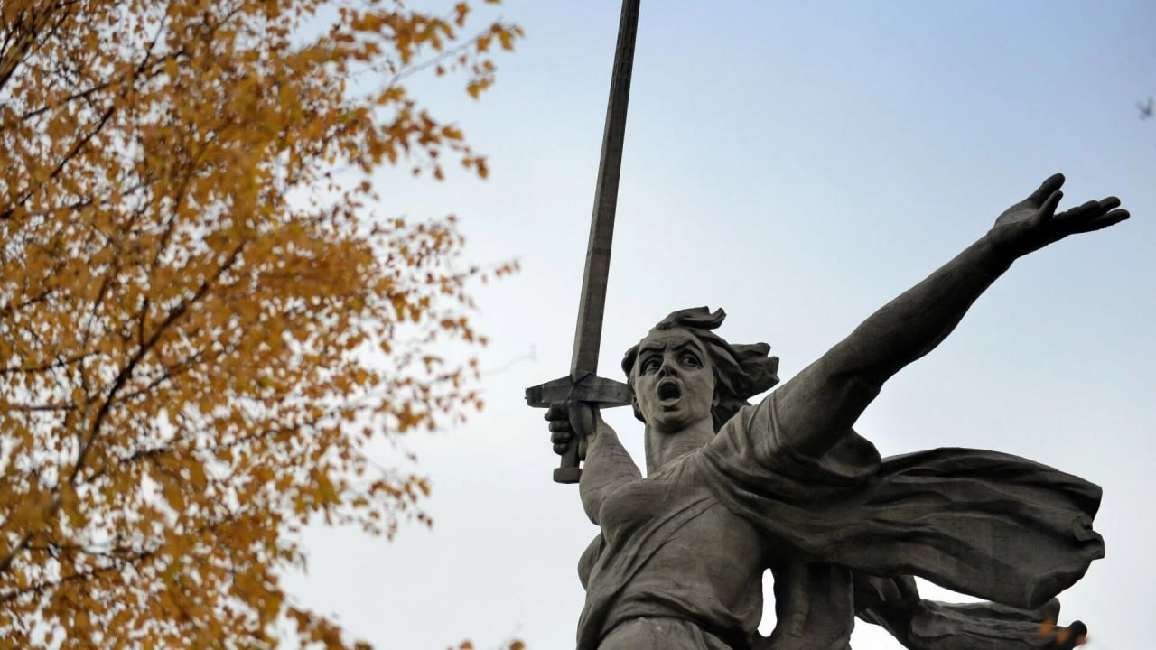 В голове Родины-матери найден труп Внутри монумента «Родина-мать зовёт!» обнаружено тело мужчины. Место происшествия оцеплено, работают спасатели и полиция. Туристам говорят, что проход временно закрыт по техническим причинам. Как погибший оказался внутри головы скульптуры — пока неизвестно. Сейчас специалисты решают, как безопасно извлечь тело. Официальных комментариев от правоохранителей пока нет. Подписаться