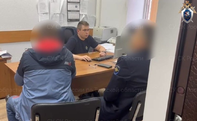 В Плавске оглашен приговор бывшему сотруднику полиции, причастному к получению взятки Доказательства, собранные следователем второго отдела по расследованию особо важных дел СУ СК России по Тульской области, признаны судом достаточными для вынесения приговора в отношении бывшего начальника СО МО МВД России «Плавский». Он признан виновным в совершении преступления, предусмотренного п. «в» ч. 5 ст. 290 УК РФ получение взятки в крупном размере . Следствием и судом установлено, что 06 сентября 2024 года подсудимый, замещающий в период совершения преступления должность начальника СО МО МВД России «Плавский», получил взятку в размере 330 000 рублей за способствование в проведении следственных действий, направленных на непривлечение местного жителя к уголовной ответственности по уголовному делу о нарушении правил дорожного движения. Правоохранитель был задержан при оперативном сопровождении сотрудников УФСБ России по Тульской области в момент передачи денежных средств. Следователем был произведен комплекс следственных действий, результаты которых, в совокупности с иными доказательствами, подтвердили причастность фигуранта к инкриминируемому преступному деянию. Приговором суда мужчине назначено наказание в виде лишения свободы сроком на 9 лет 6 месяцев с назначением дополнительного наказания в виде лишения права занимать должности на государственной службе в системе правоохранительных органов РФ, связанные с осуществлением функций представителя власти и с выполнением организационно-распорядительных полномочий сроком на 5 лет со штрафом в размере двухкратной суммы взятки – 660 000 рублей. СУ СК России по Тульской области