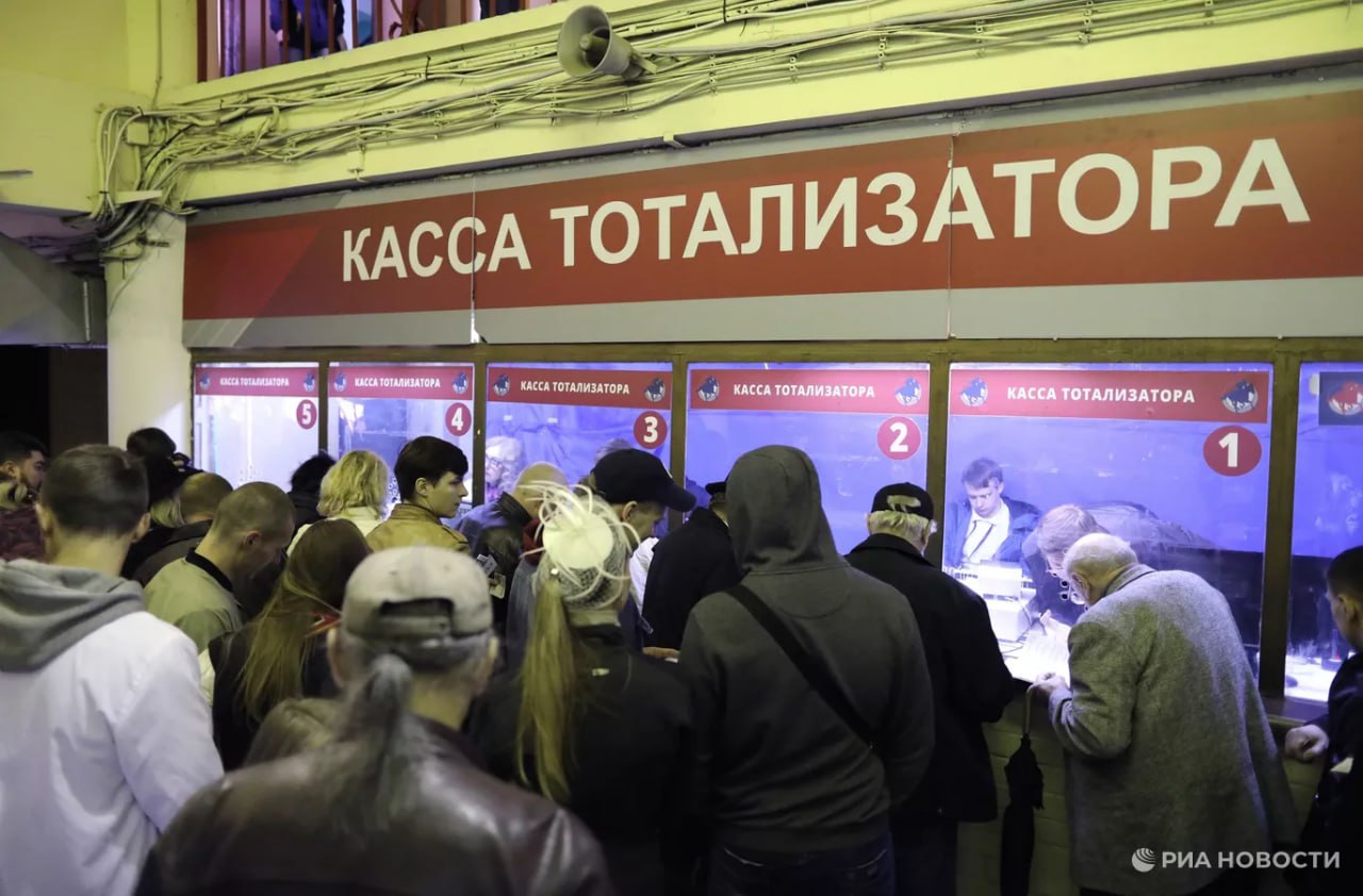 Россияне тратят у букмекеров около 2 трлн рублей в год заявил замглавы Минфина Иван Чебесков Госдума 11 февраля приняла закон направленный на борьбу с игроманией Он с сентября этого года обязывает букмекеров и тотализаторы размещать на своих сайтах а также в конторах и пунктах приема ставок информацию о рисках и возможных последствиях участия в азартных играх Подписаться на РИА Новости экономика Все наши каналы