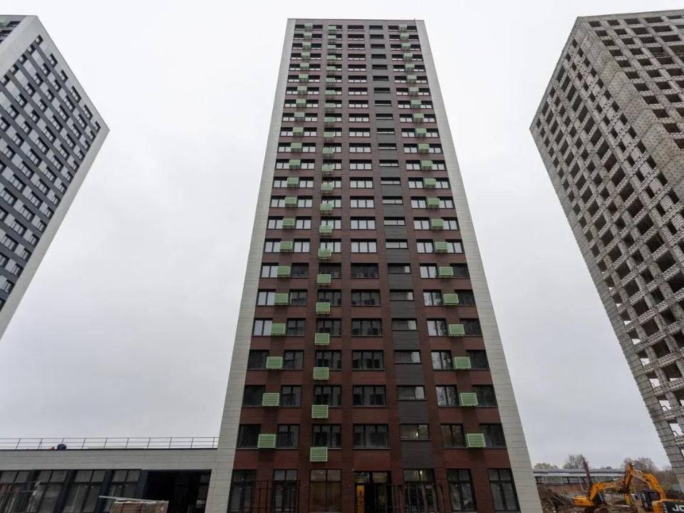 В Долгопрудном два новых жилых дома в комплексе Бригантина поставлены на кадастровый учет Теперь 966 семей смогут оформить права собственности на квартиры и пользоваться всеми сопутствующими услугами сообщает Министерство жилищной политики Московской области Общая площадь зданий составляет 72 737 кв м Один корпус предлагает 352 квартиры и включает детский сад на 135 мест Второй дом рассчитан на 614 квартир с подземным паркингом на 244 машино места Оба здания имеют высокий класс энергоэффективности А Жилой комплекс уже включает двенадцать корпусов на 6428 квартир Инфраструктура состоит из трех детских садов многоуровневого паркинга и объектов торговли В ближайших планах открытие детской поликлиники и строительство нового школьного корпуса на 1 5 тыс учеников