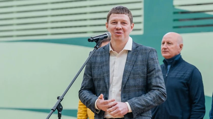 Иван Нифонтов назначен на должность зампреда правительства Ставрополья Бывший министр спорта Алтайского края Иван Нифонтов заменит Бориса Семеняка, ушедшего в отставку в марте 2025 года по собственной инициативе. Соответствующее распоряжение уже подписано губернатором Ставрополья Владимиром Владимировым и датировано 23 июня. Нифонтов занял пост зампреда правительства Ставрополья и главы краевого минспорта, сообщает "Победа26". Фото: соцсети Ивана Нифонтова