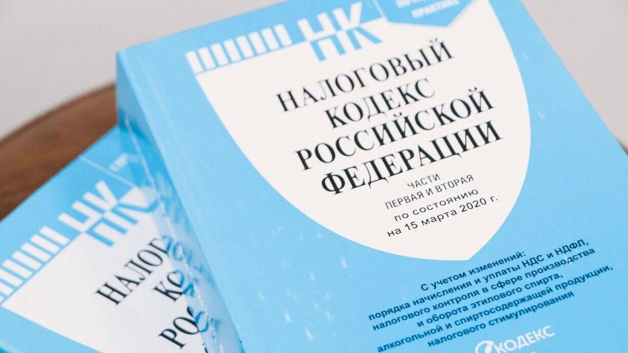 И сейчас как все рванет вверх:  с 1 августа вступило в силу новое законодательство, позволяющее физическим и юридическим лицам создавать компании по принципу «матрешка».   Это означает, что одна компания может владеть 100% другой, которая в свою очередь может полностью контролировать третью компанию. Однако с введением этого новшества также установлено ограничение: владелец материнской компании не может занимать аналогичную должность в дочерней структуре. Разберемся в чем суть.   Значение для бизнеса  1. Упрощение структуры собственности    Новое правило упрощает создание холдинговых структур, что может значительно упростить управление бизнесом. Компании смогут более эффективно организовывать свои активы и управлять рисками, создавая дочерние компании для различных направлений деятельности.  2. Гибкость в управлении    С введением новых правил владельцы смогут создавать более сложные корпоративные структуры, что предоставит больше возможностей для оптимизации налогов и управления активами. Это особенно актуально для крупных компаний, стремящихся к диверсификации.  Экономические последствия  1. Привлечение инвестиций    Упрощение создания холдингов может привлечь больше инвесторов, так как они увидят возможность для более гибкого управления своими вложениями. Инвесторы могут быть заинтересованы в создании дочерних компаний для тестирования новых рынков или продуктов без значительных рисков.  2. Конкуренция на рынке    Нововведение может привести к увеличению конкуренции среди компаний, так как более гибкие структуры позволят быстрее реагировать на изменения рыночной ситуации. Это может стимулировать инновации и улучшение качества услуг и товаров.  Ограничения и риски  1. Запрет на совмещение должностей    Установленное ограничение на совмещение должностей владельца материнской компании и дочерней структуры может создать дополнительные сложности в управлении. Это требование потребует от бизнесменов более тщательного подбора управленческих кадров.  2. Увеличение административной нагрузки    Несмотря на упрощение структуры, новые правила могут потребовать дополнительных ресурсов для соблюдения законодательства, что может увеличить административные затраты для некоторых компаний.